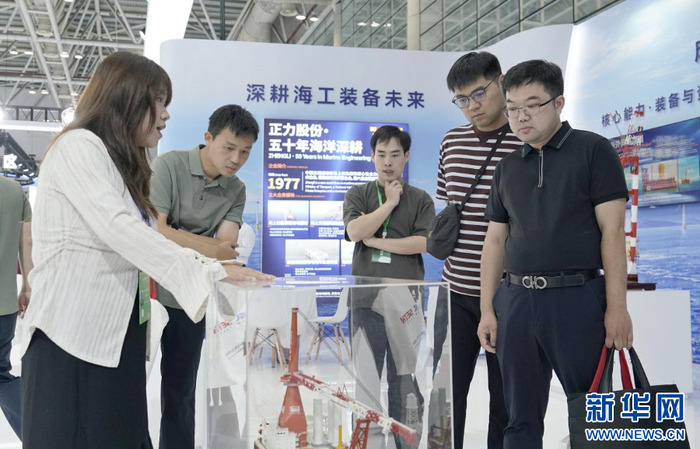 客商在展区内了解海工展品。新华网 蒋巧玲 摄