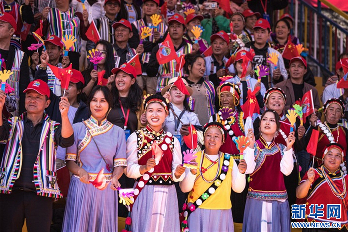 10月13日，观众在贡山县成立70周年庆祝活动现场观看文艺节目。新华社记者 王冠森 摄