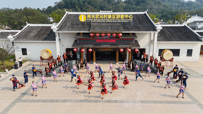 图为瑶族长鼓舞《八方同欢鼓》表演现场（盘思贵 摄）
