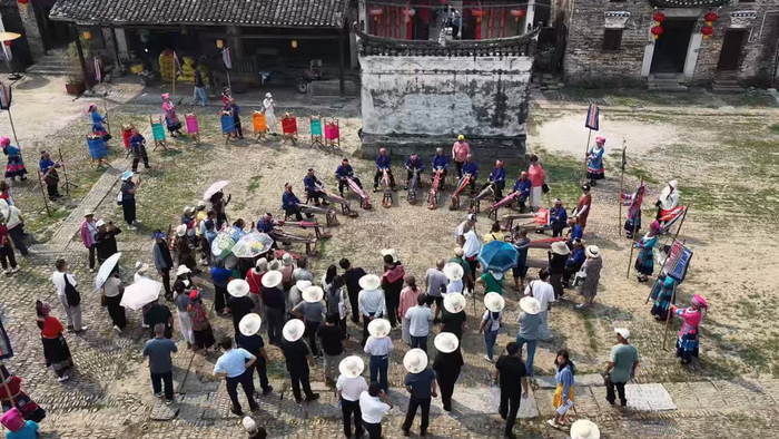 图为瑶族歌堂歌《邀伴》演练现场（盘国宁 摄）