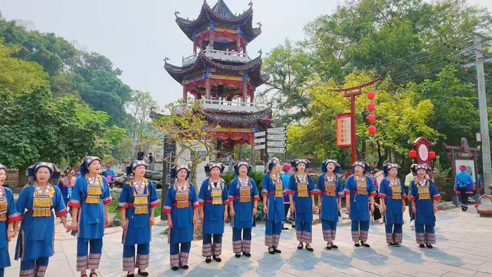 图为瑶族姑娘演绎富川国家级非物质文化遗产——瑶族蝴蝶歌（盘国宁 摄）