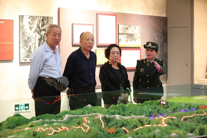   腊子口战役纪念馆讲解员王晶（右一）为参观游客进行讲解。新华社记者 张智敏 摄