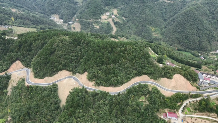 新修公路穿行青山之间。（陈梦鸽 摄）