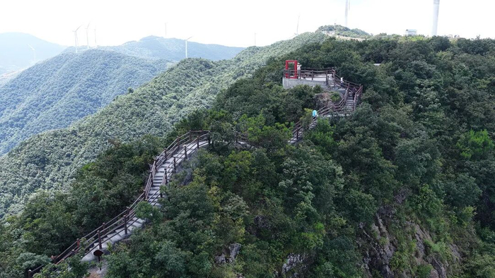 图为登山步道