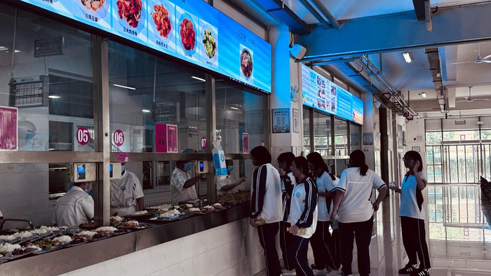 中午放学没一会儿，水城中学有些跑得快的学生已经来到食堂打饭