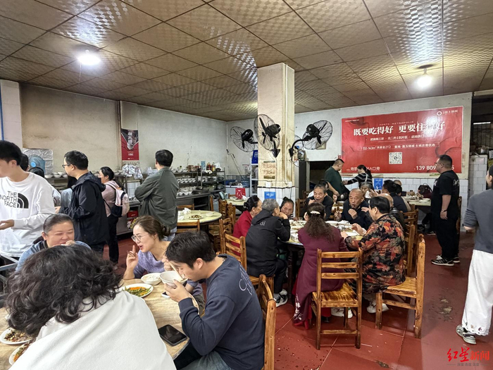 ▲餐馆店内一拨拨落座用餐的食客