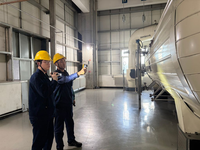 蔡宇晨（左）和同事一起巡检。 新华社记者 程楠 摄