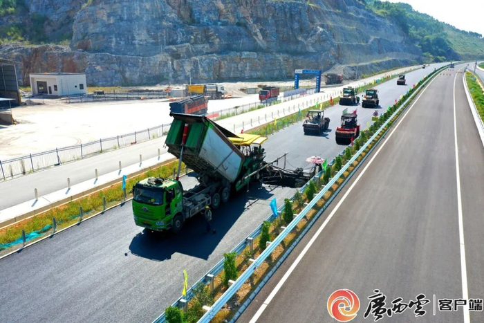 罗鹿高速公路鹿寨段在进行沥青上面层摊铺。