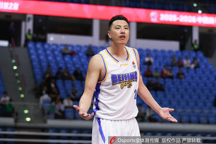 仅出战6分26秒！翟晓川第三节拼抢篮板吃到个人第5犯 犯满离场