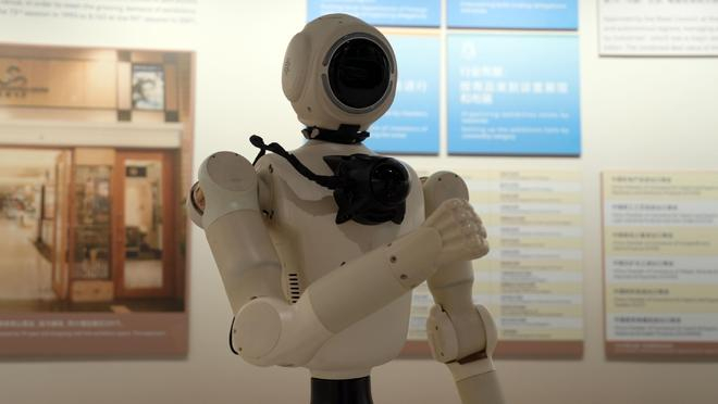 ▲PHYBOT C在智能导览（来源：动易科技）