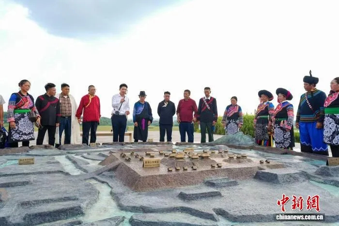 各族群众参观良渚古城遗址公园。良渚遗址管委会 供图