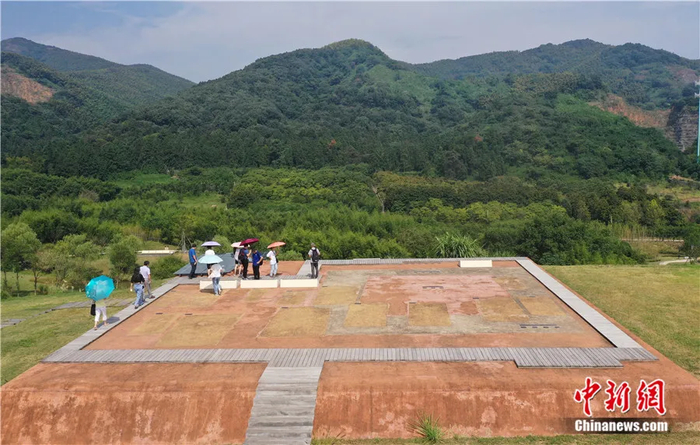 游客参观杭州市良渚瑶山遗址公园。王刚 摄