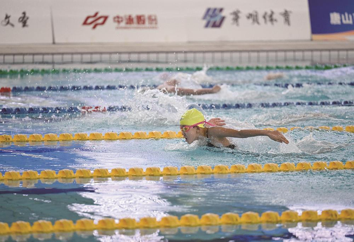     图为省运会青少年比赛游泳项目现场。                           本报记者 吕光宇 摄