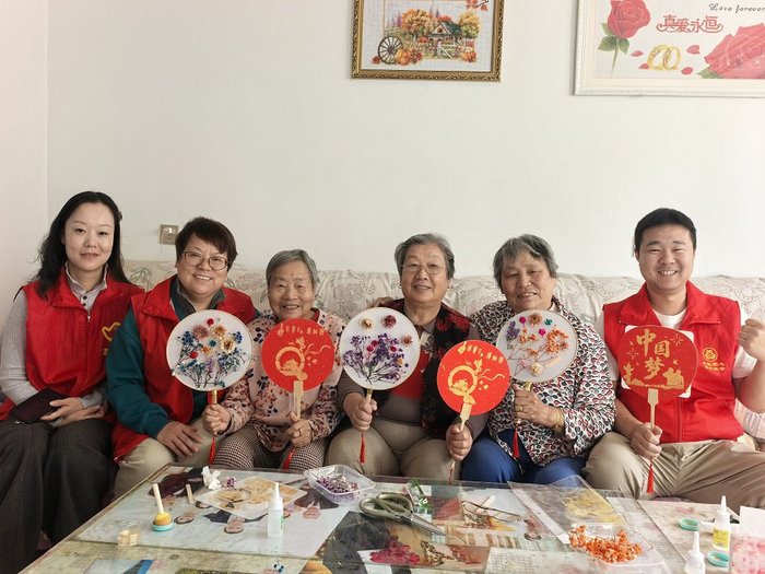 老人展示团扇。马亮 摄