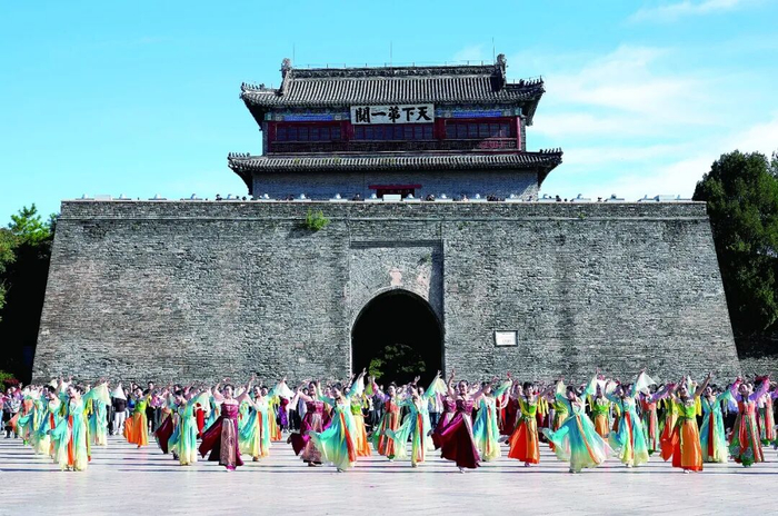 演员在天下第一关景区表演。记者 方竟凯 见习记者 陈立桐摄
