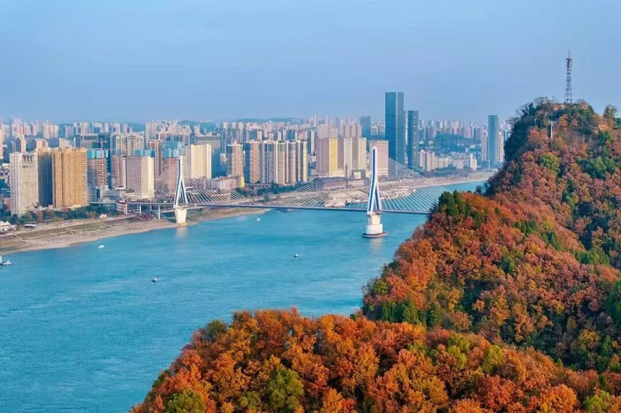 登磨基山远眺，江桥尽览峡江秋城。