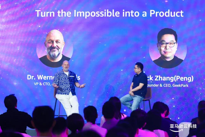 左：亚马逊副总裁兼首席技术官 Werner Vogels 博士