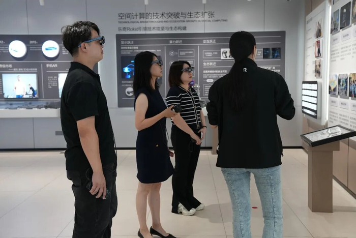 双方代表在展厅体验交流