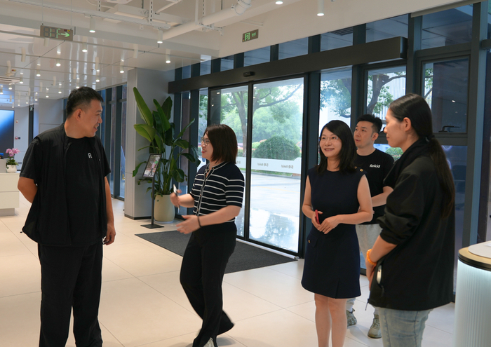 双方代表参观展厅