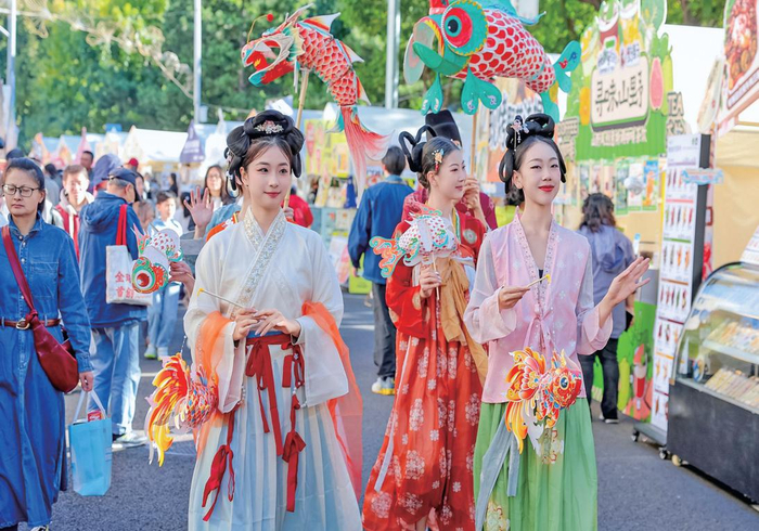 10月18日，2026金融街·花漾寰球嘉年华，鱼灯巡游盛装上演。
