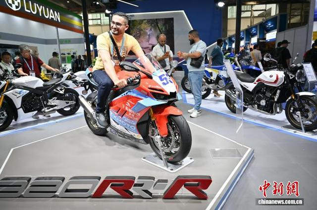 图为张雪机车展台的“冠军版赛车”820RR-R吸引境外采购商体验。中新社记者 陈楚红 摄 