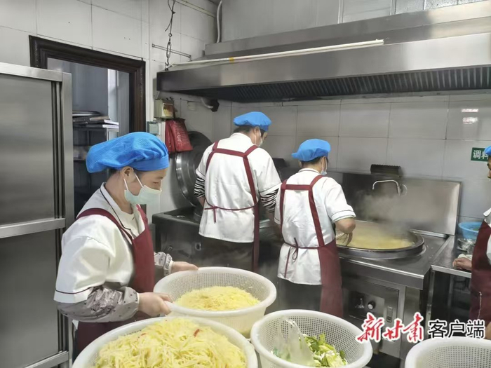两当县推出“妈妈食堂”，创新校园食堂经营模式。图片由陇南市纪委监委提供