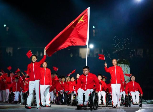 10月18日，中国体育代表团旗手李羽洁（前左）、闫盼盼（前右）在开幕式上入场。新华社记者 贾浩成 摄