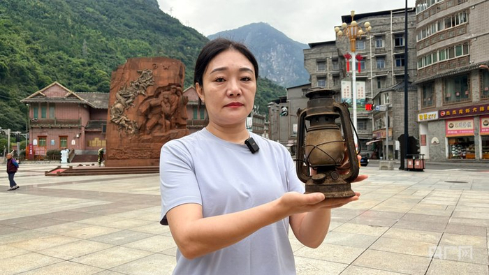 马花讲述家中传家宝——红军当年赠予马灯的故事（央广网记者 唐诗敏 摄）