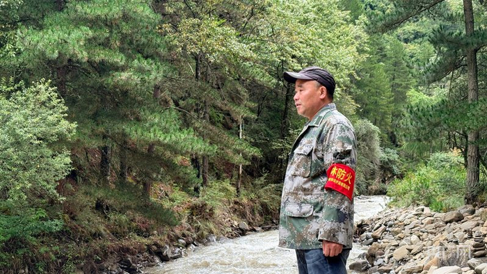 杨勇在夹金山林区巡护途中（央广网记者 唐诗敏 摄）