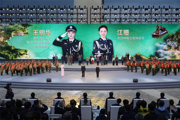 王明华与江珊再度相聚。主办方供图