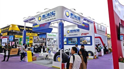 十月十八日，客商在广交会贵州轮胎公司展区参观洽谈。市商务局/供图