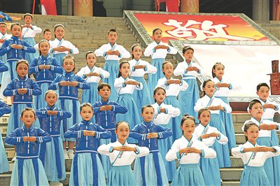 10月18日，省府路小学99名少年在活动中登台诵读《重阳敬老颂》。贵阳日报融媒体记者 覃伟 摄