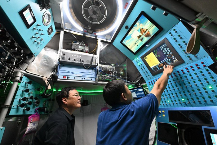 2026年10月15日，潜航员唐嘉陵（右）查看“蛟龙”号状态。新华社记者李鑫摄