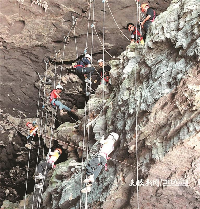 十二背后旅游区双河洞“洞穴飞拉达”。 本报记者 谢国欢 摄
