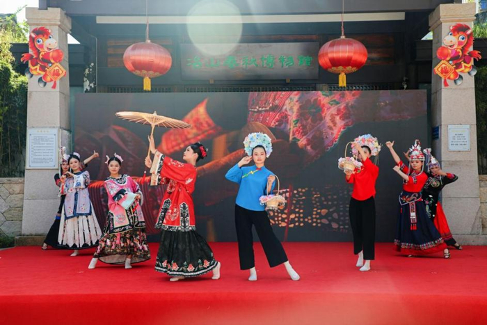   现场开展的福建美容美发非遗装造展示。新华网发（主办方供图）