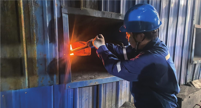         10月16日，记者走进沈阳惠天热电铁西三工区铁诚热源厂探访供暖预热一线，这里是沈阳首批启动错峰起炉的热源单位之一。