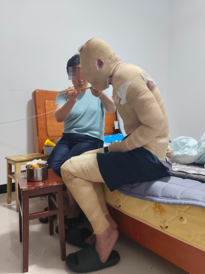 ▲妈妈照顾受伤的杜均浩 受访者供图
