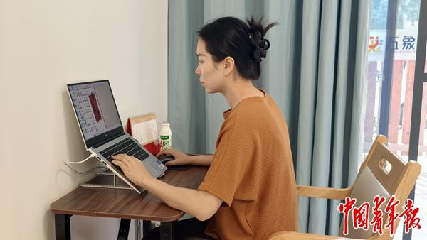 　　梁银霞在宿舍处理工作。中青报·中青网记者 谢洋/摄
