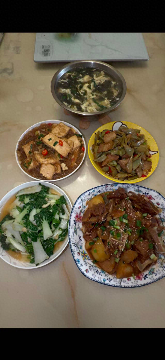 方成在武汉上门做饭。受访者供图