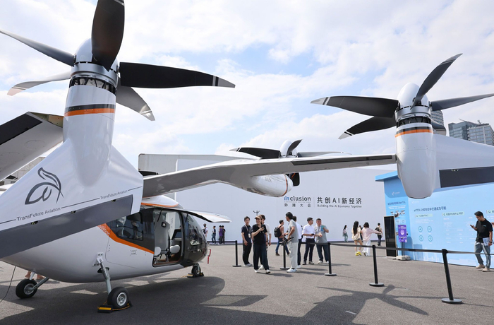 　　参观者在一架电动垂直起降飞行器（eVTOL）前驻足观看。记者 方喆 摄