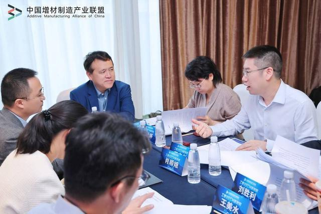 专家在进行小组讨论（徐弢教授团队供图）