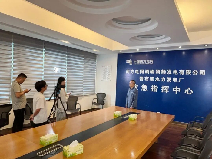 图为《云岭治水》摄制组现场采访南网储能鲁布革电厂管理人员