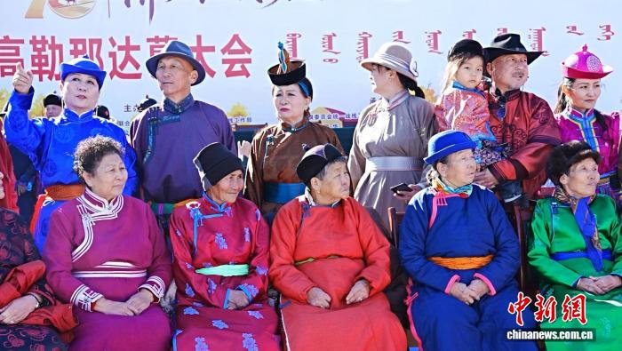 图为归桥、侨眷观看那达慕大会。马丹妮摄