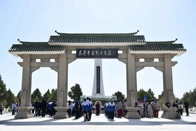 学生们在东风革命烈士纪念碑前缅怀先烈。新华社记者 马金瑞 摄