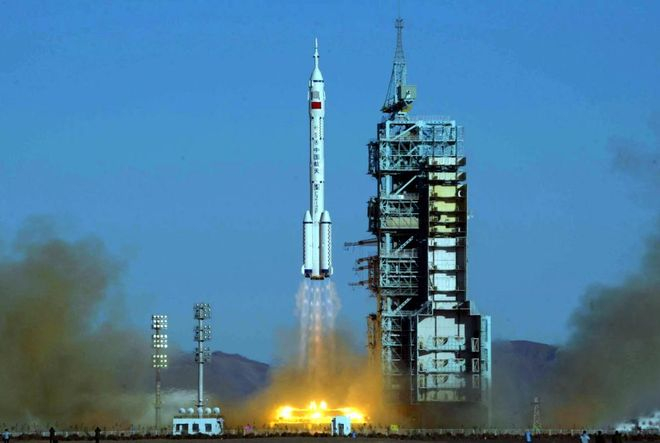 2003年10月15日，我国在酒泉卫星发射中心进行首次载人航天飞行。9时整，神舟五号载人飞船发射升空。新华社记者 李刚 摄