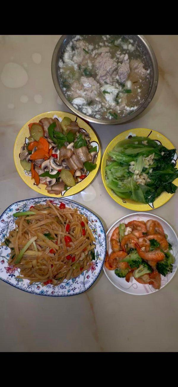 方成在武汉上门做饭。受访者供图