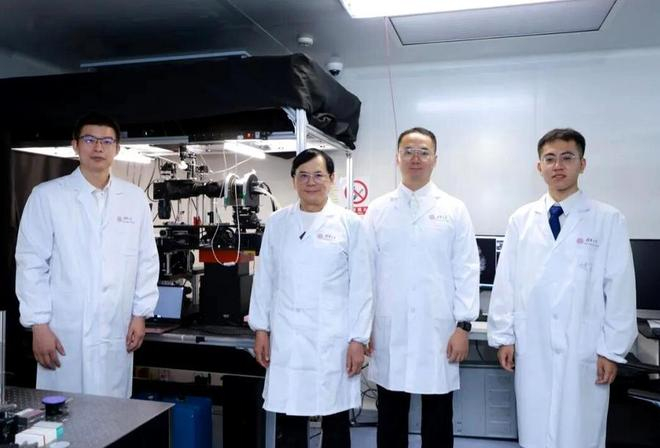 　　图为团队部分成员在清华大学实验室合影。新华社发