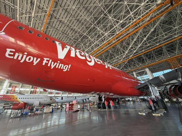 越捷航空空客A330客机正在进行出厂前的称重作业 图源：财联社记者摄