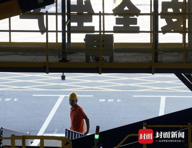 交通运输行业事关人民生命财产安全。图为四川绵阳一处快件物流平台的“安全生产”标识。封面新闻记者卢荡 摄