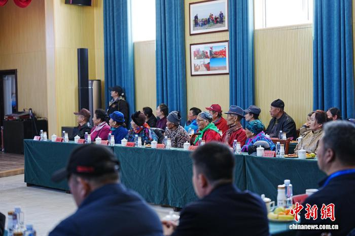 图为归侨、侨眷座谈茶话会。袁媛摄